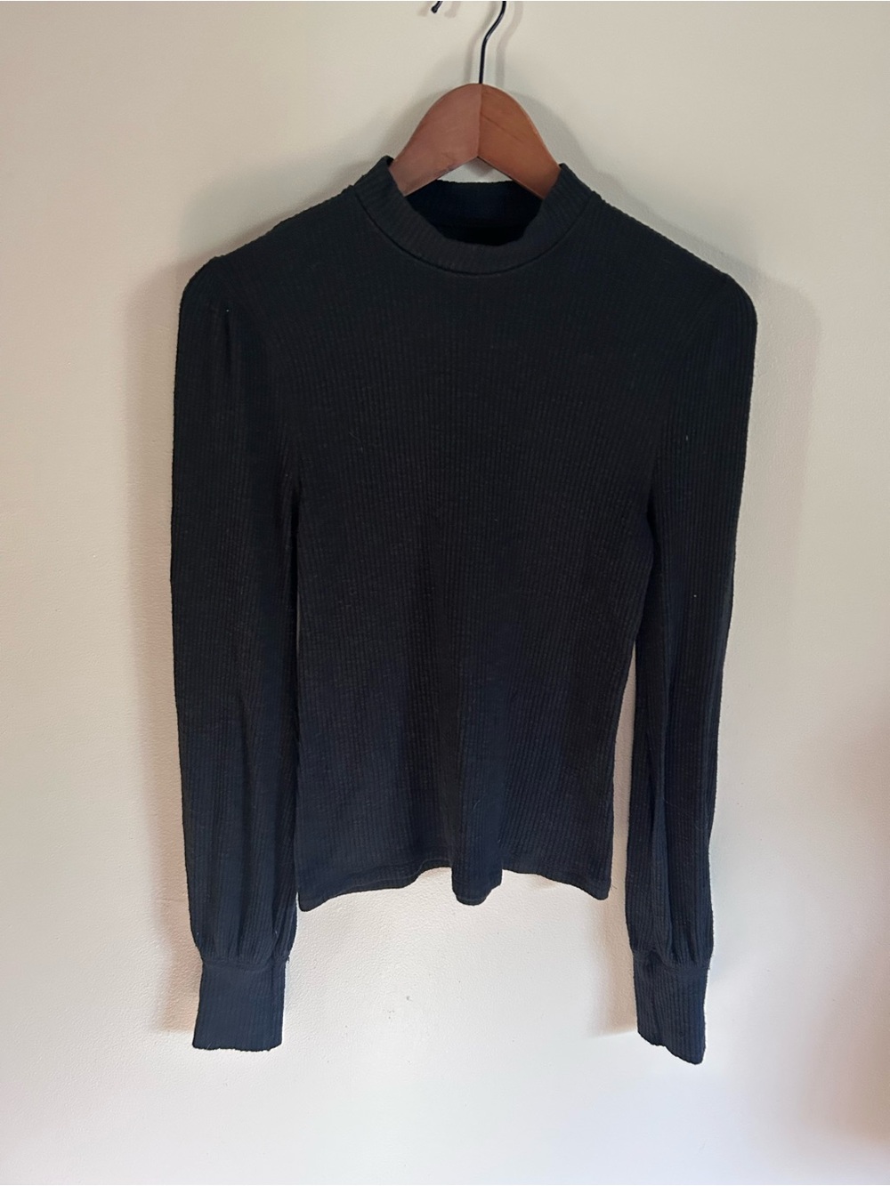 Abercrombie & fitch | black ribbed long sleeve cuffed top